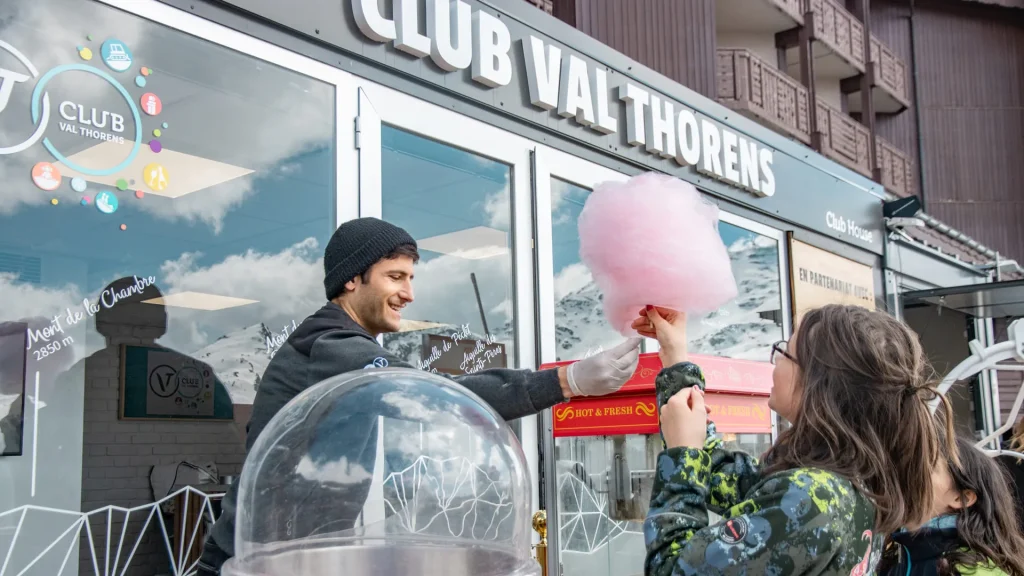 Distribuzione di zucchero filato per il 5° anniversario del Club Val Thorens