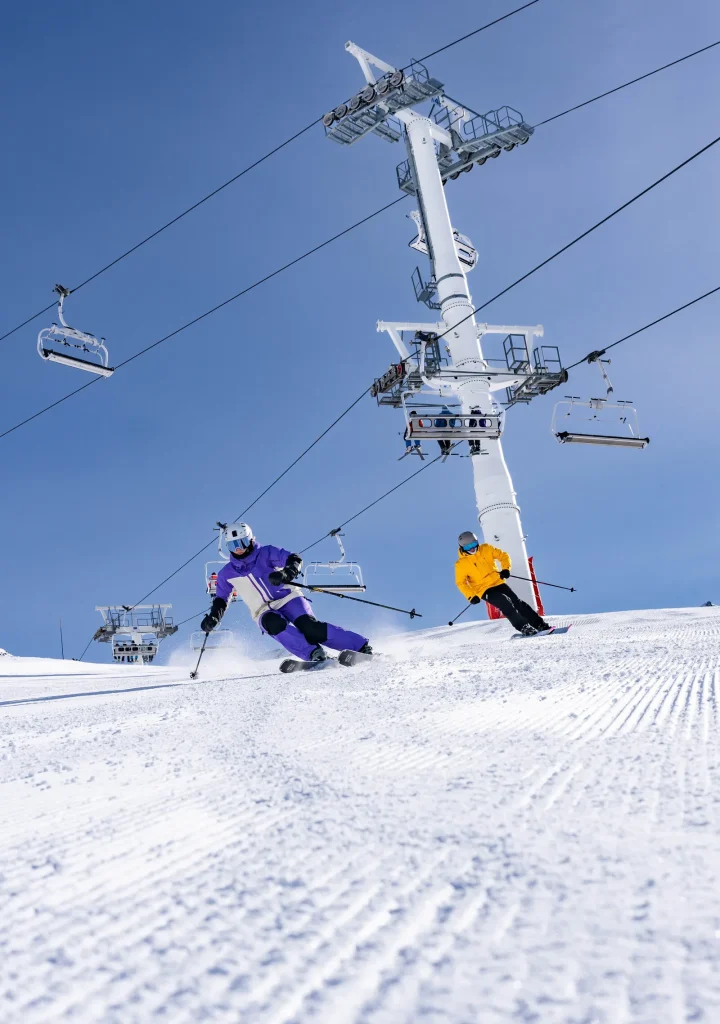 Skiën met vrienden op een geprepareerde piste