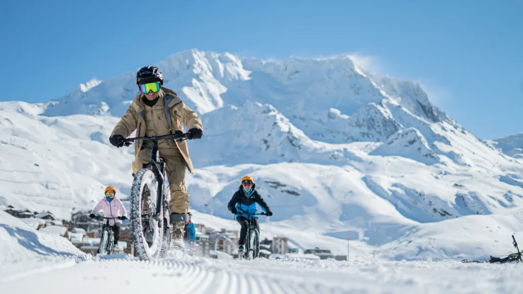 Elektrisch mountainbiken in de sneeuw in Val Thorens