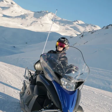 Schneemobilausflug mit Val Tho Motoneige