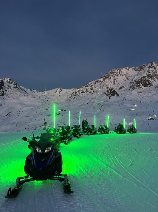 Parada de motos de nieve en el Chalet des 2 Lacs