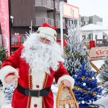 Der Weihnachtsmann in den Straßen von Val Thorens