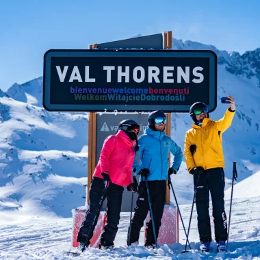 Друзья катаются на лыжах Val Thorens
