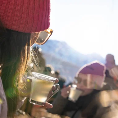 Warm drankje op het terras na het skiën met het gezin
