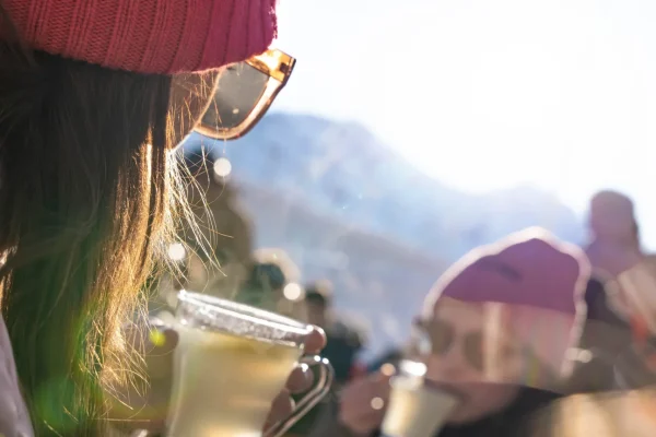 Bebida caliente en la terraza después de esquiar en familia