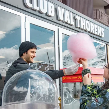 Distribution of Cotton Candy for the Club's 5th anniversary Val Thorens