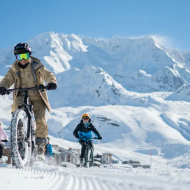 Bicicleta de montaña eléctrica sobre la nieve. Val Thorens