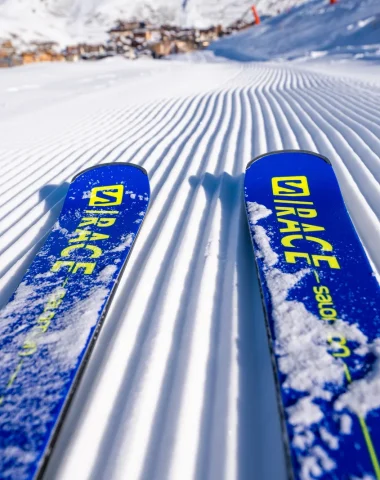 Ski sur piste damée